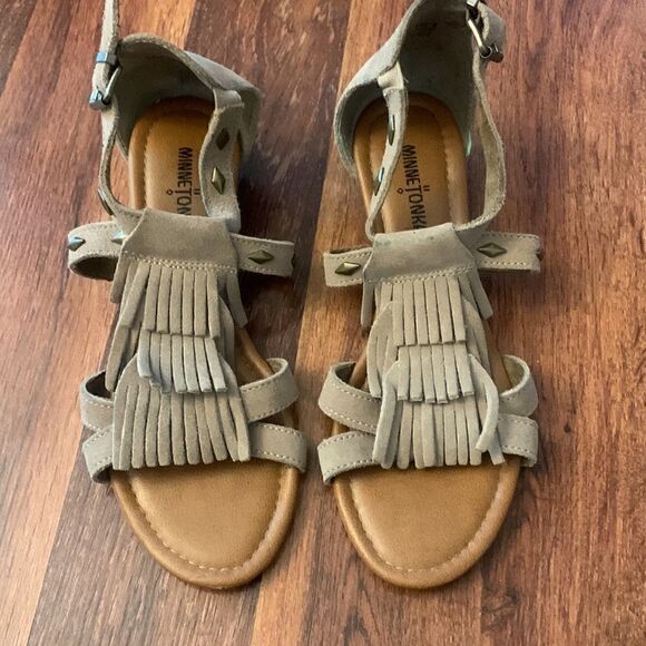 Minnetonka size 8   - Picture 2 of 7